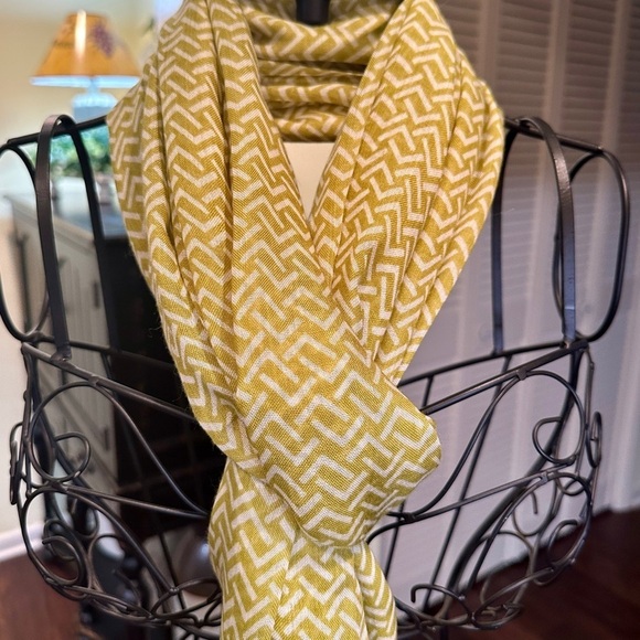 2-LIGHTWEIGHT WOMENS SCARVES. TWO SEPARATE PRINTS IN YELLOW & GREEN. - Picture 4 of 10